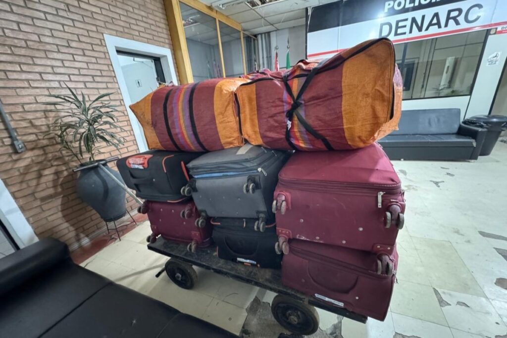 trio-e-pego-com-400-kg-de-folhas-de-coca-em-onibus-na-marginal-tiete