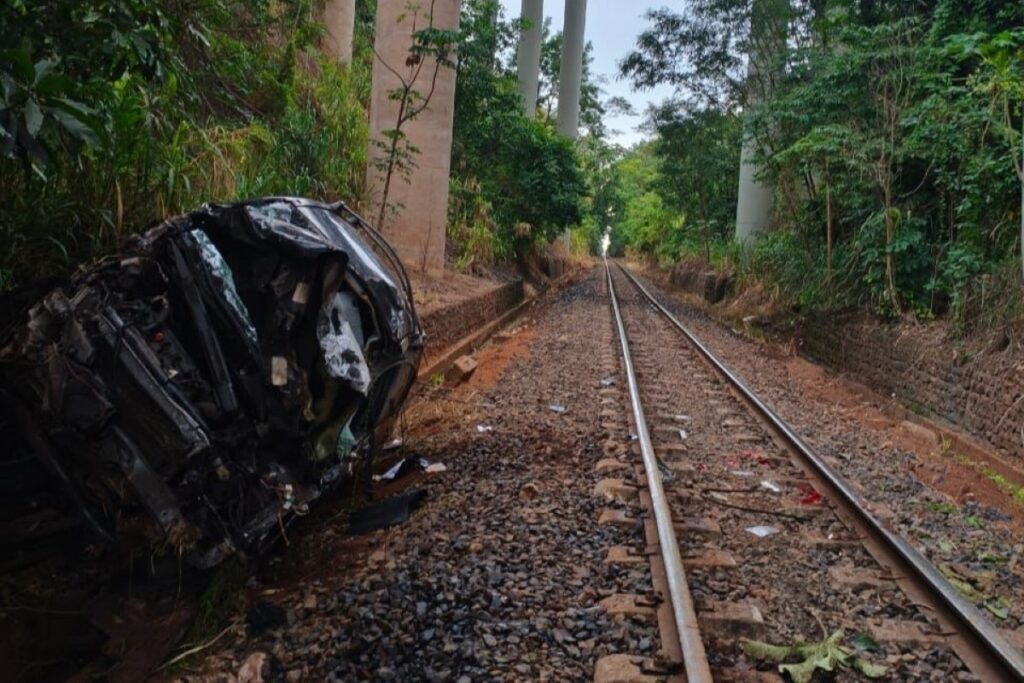 pneu-estoura,-carro-cai-de-altura-de-30-metros-e-motorista-sobrevive