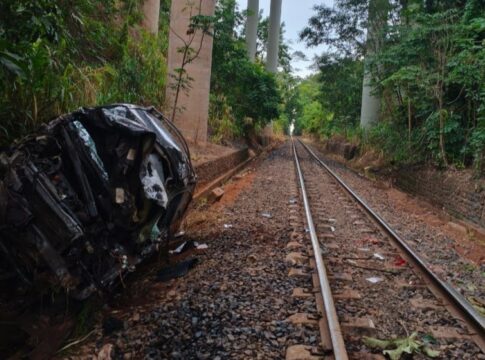 pneu-estoura,-carro-cai-de-altura-de-30-metros-e-motorista-sobrevive