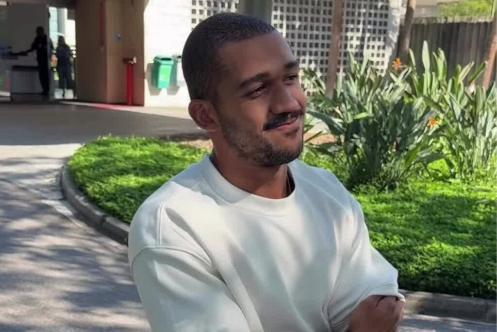 fora-do-bbb-26,-matheus-ganha-presente-curioso-de-fa-na-porta-da-globo