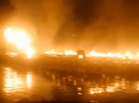 incendio-intenso-atinge-maior-favela-sobre-palafitas-do-brasil,-em-sp