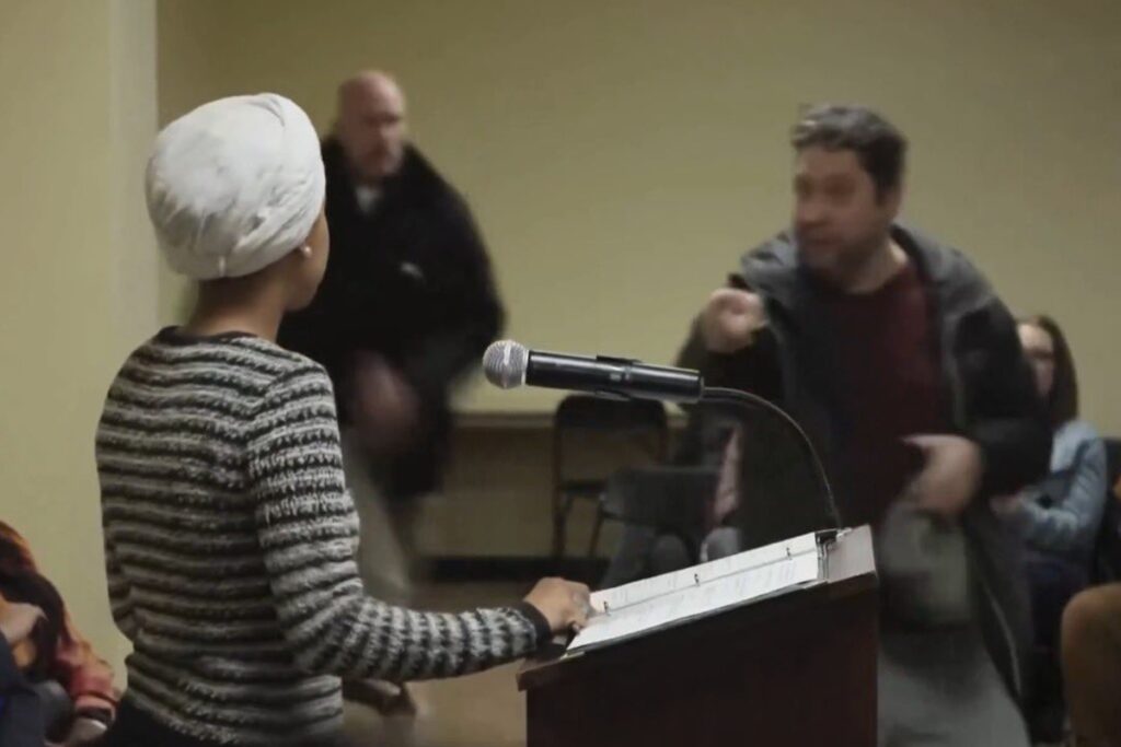 eua:-deputada-e-atacada-com-liquido-fedorento-em-discurso-contra-ice.-veja-video