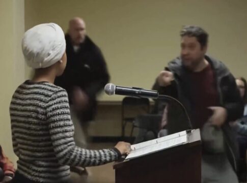 eua:-deputada-e-atacada-com-liquido-fedorento-em-discurso-contra-ice.-veja-video