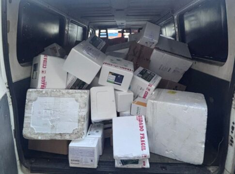 em-fuga,-ladroes-abandonam-carga-milionaria-com-remedios-e-pm-recupera