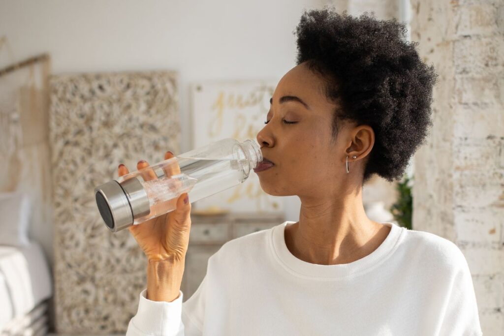 saiba-a-quantidade-ideal-de-agua-que-voce-deve-tomar-logo-apos-acordar