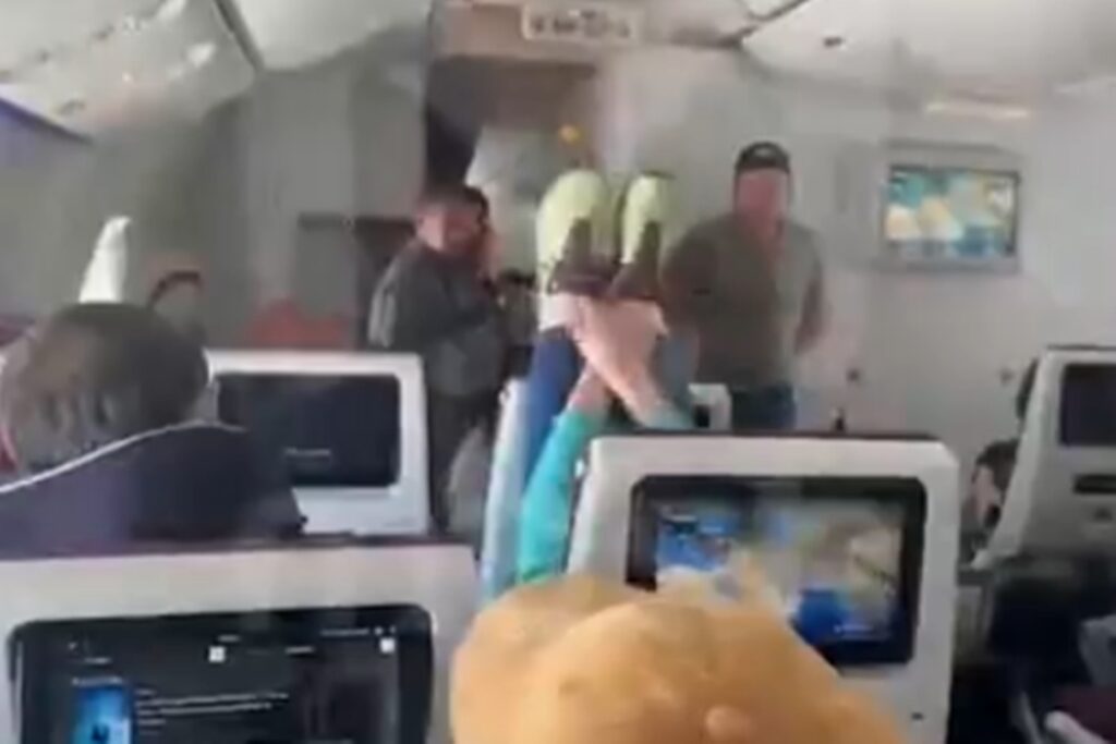 passageira-causa-confusao-em-voo-ao-apoiar-os-pes-em-assento:-veja