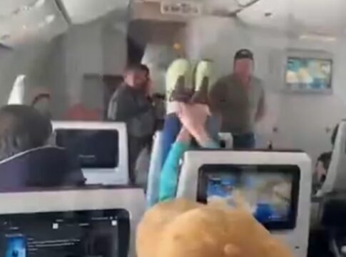 passageira-causa-confusao-em-voo-ao-apoiar-os-pes-em-assento:-veja