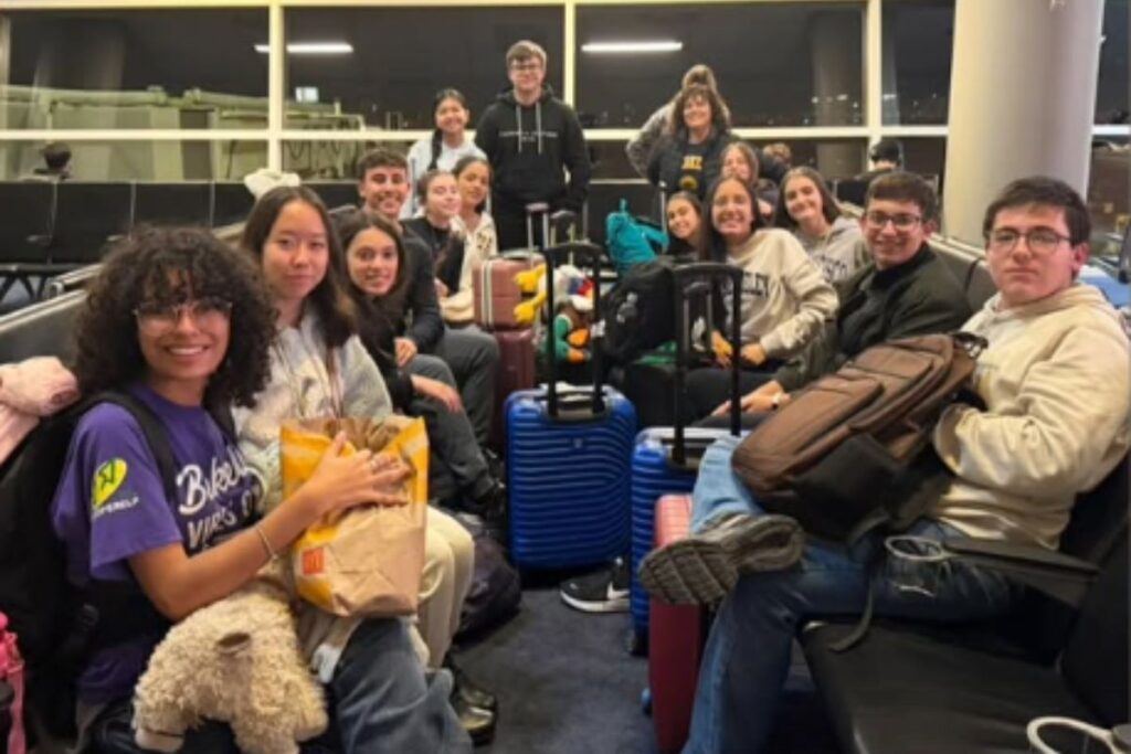 apos-3-dias-retidos-nos-eua,-estudantes-brasileiros-embarcam-para-sp