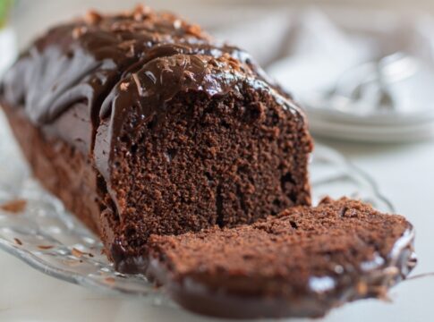 facil-e-gostoso:-faca-um-bolo-de-chocolate-maravilhoso-na-air-fryer