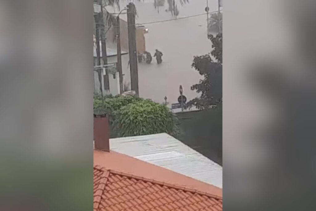 pm-resgata-familia-ilhada-em-enxurrada-com-3-criancas-na-grande-sp.-video