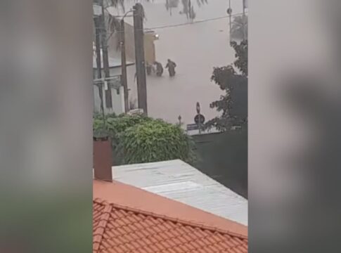 pm-resgata-familia-ilhada-em-enxurrada-com-3-criancas-na-grande-sp.-video