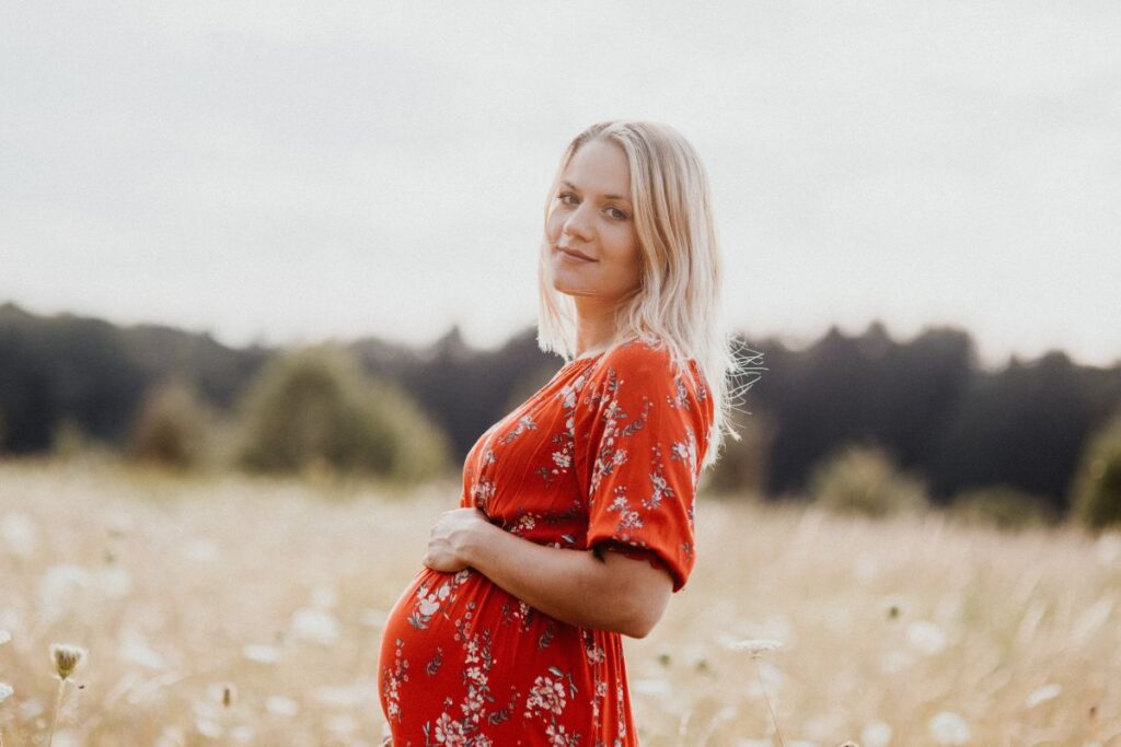 especialista-alerta:-gravidez-muda-o-cabelo-e-exige-cuidados