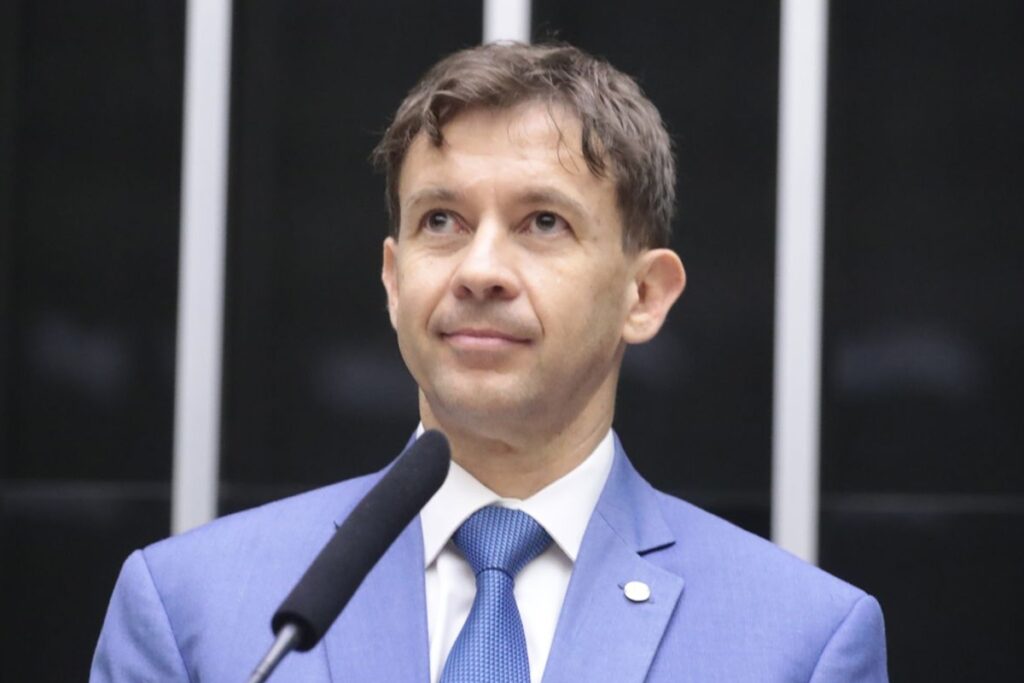 deputado-eduardo-velloso-e-alvo-da-pf-por-pagar-show-milionario-com-emenda-pix