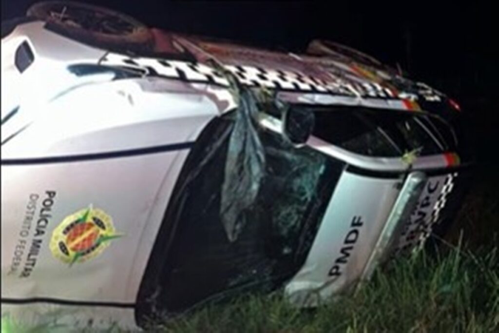 perseguicao-e-acidente:-pms-ficam-feridos-apos-viatura-capotar-no-df