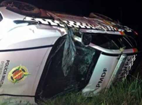perseguicao-e-acidente:-pms-ficam-feridos-apos-viatura-capotar-no-df