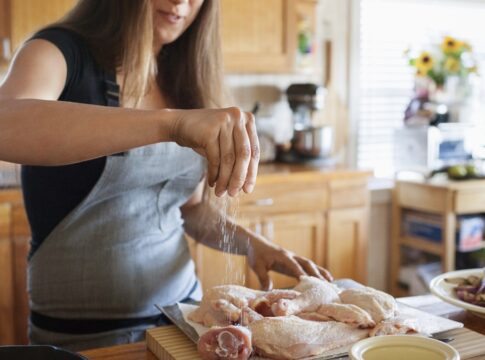 coxa-e-sobrecoxa-de-frango-na-air-fryer-ficam-douradas-e-suculentas