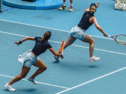 australian-open:-stefani-e-dabrowski-caem-na-semi-de-duplas-femininas