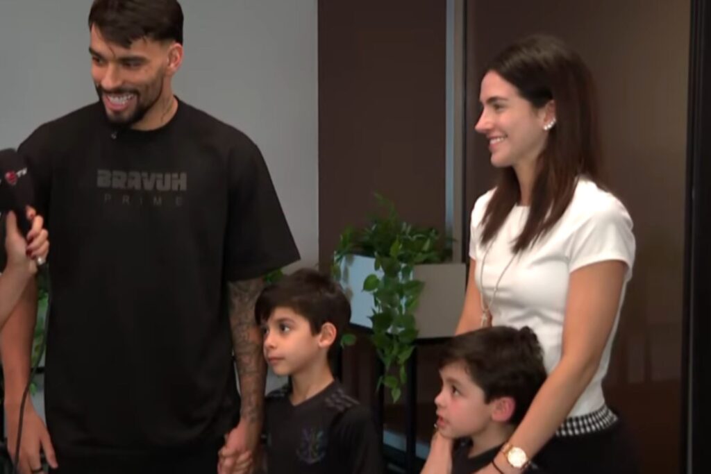 lucas-paqueta-se-emociona-em-chegada-ao-rj:-“sonhei-com-esse-momento”