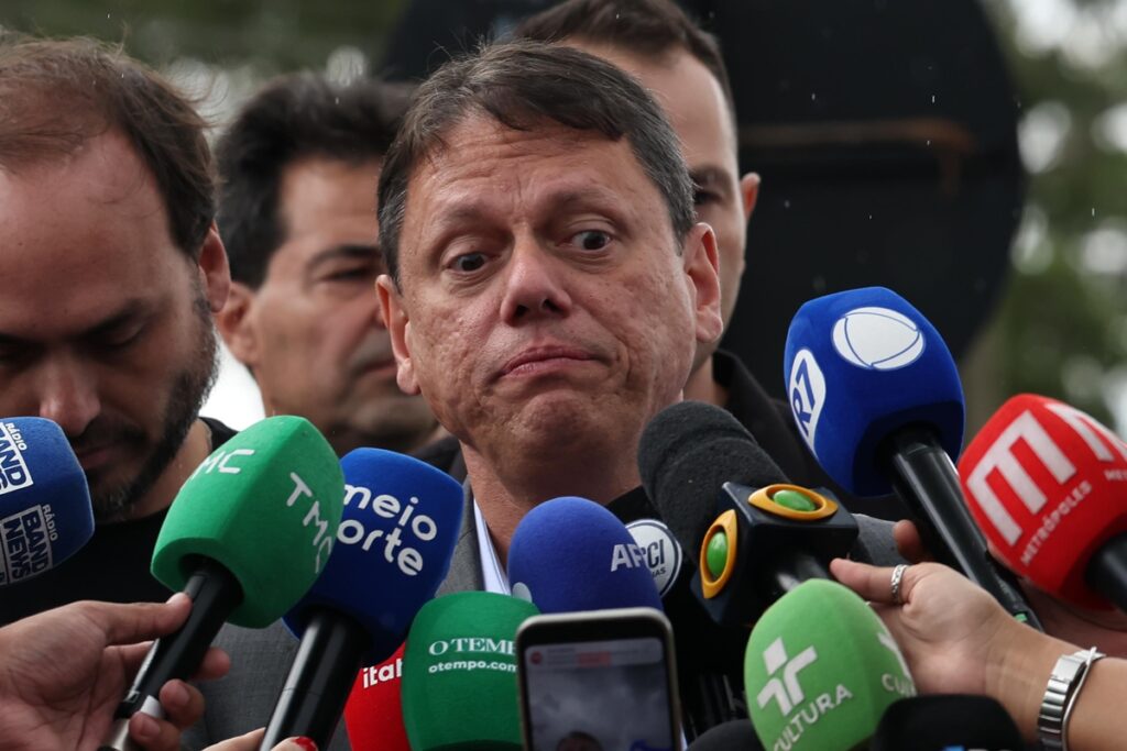 apos-visita,-tarcisio-defende-prisao-domiciliar-de-jair-bolsonaro