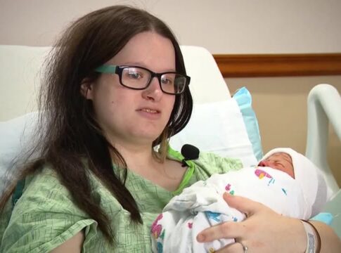 mulher-da-a-luz-no-banheiro-do-trabalho-sem-saber-que-estava-gravida