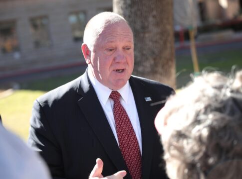 eua-planeja-reduzir-o-numero-de-agentes-do-ice-em-minnesota