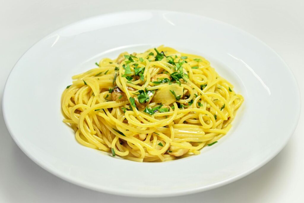 macarrao-alho-e-oleo-cremoso:-a-receita-simples-que-virou-febre