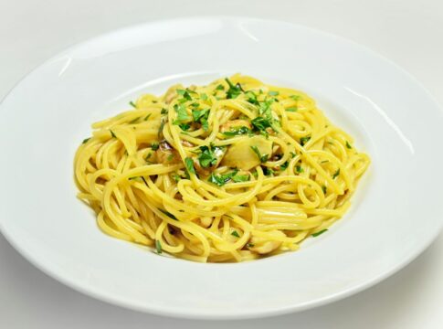 macarrao-alho-e-oleo-cremoso:-a-receita-simples-que-virou-febre