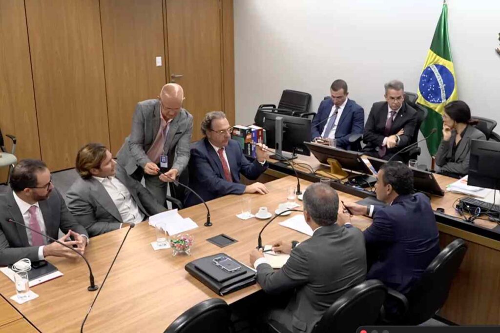 vorcaro-e-ex-presidente-do-brb-divergem-sobre-origem-de-carteiras-do-master-em-acareacao.-veja-video