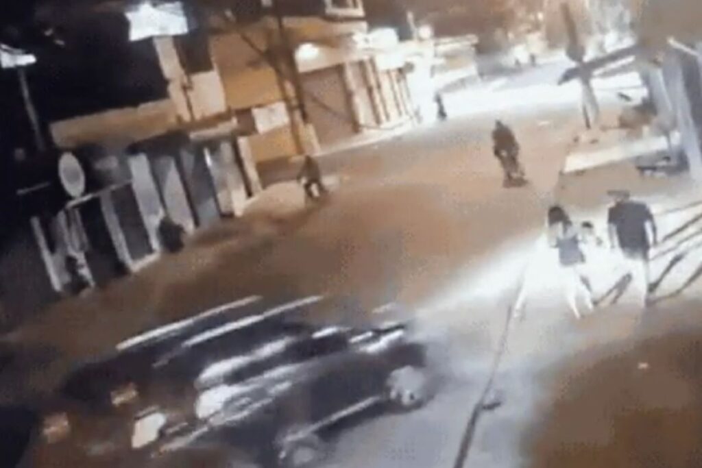 motorista-bebado-invade-calcada-e-atropela-casal-e-crianca-de-2-anos.-veja-o-momento