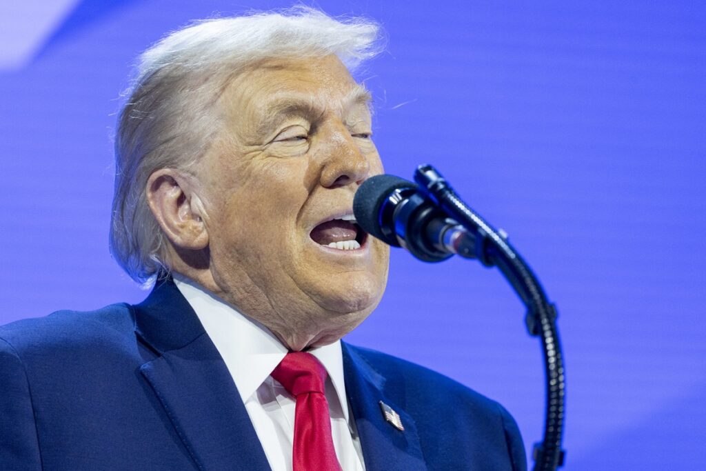 trump-autoriza-tarifas-a-paises-que-fornecem-petroleo-a-cuba