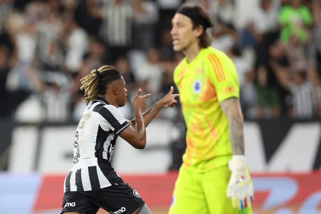 com-goleada,-botafogo-quebra-tabu-de-quase-10-anos-contra-o-cruzeiro