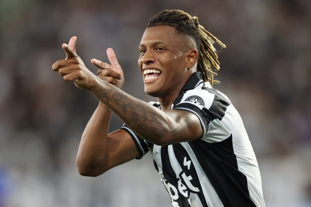 brasileirao:-botafogo-coloca-cruzeiro-na-roda-e-goleia-por-4-x-0