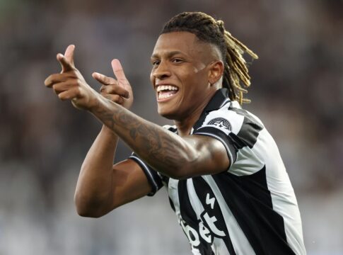 brasileirao:-botafogo-coloca-cruzeiro-na-roda-e-goleia-por-4-x-0