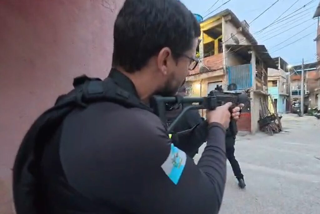 policia-invade-“base-operacional”-de-ladroes-do-cv-no-rio.-veja-video