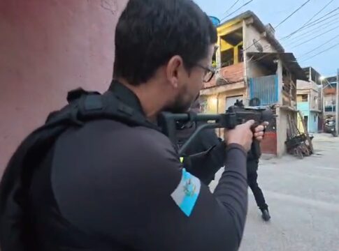policia-invade-“base-operacional”-de-ladroes-do-cv-no-rio.-veja-video