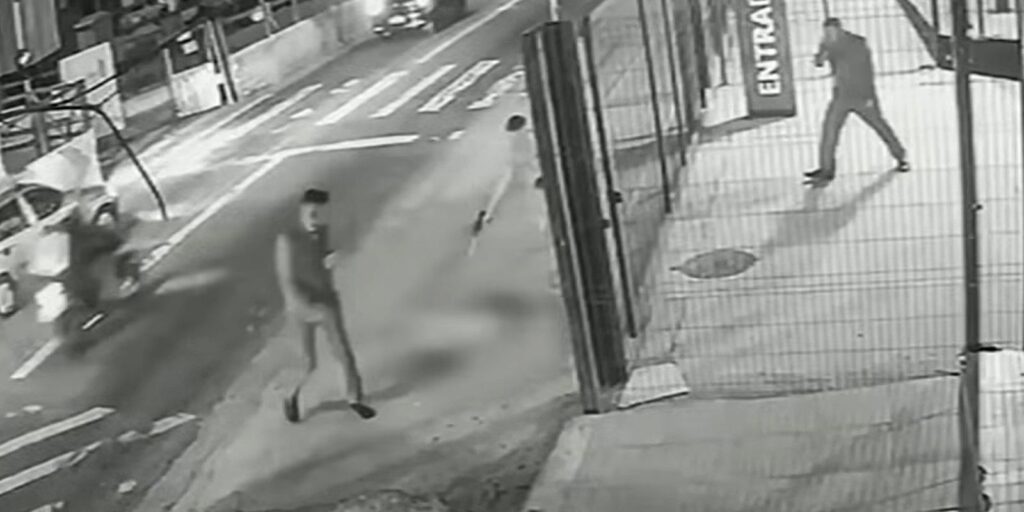 Cachorro é morto com dez tiros em frente a ponto de ônibus em SP cachorro-e-morto-com-dez-tiros-em-frente-a-ponto-de-onibus-em-sp