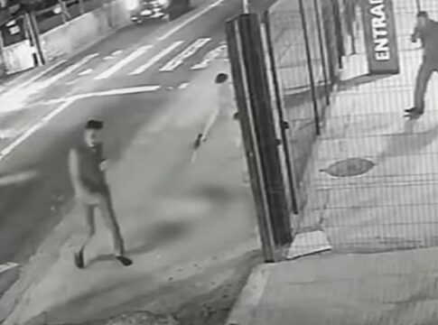 cachorro-e-morto-com-dez-tiros-em-frente-a-ponto-de-onibus-em-sp