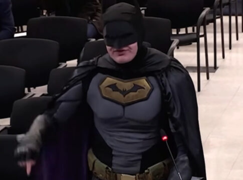 “batman”-denuncia-agentes-do-ice-“infiltrados”-na-final-do-super-bowl.-veja-video