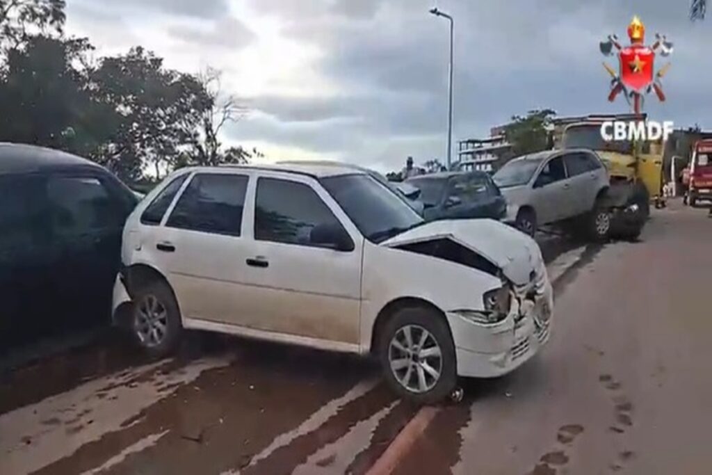 pedestre-e-atropelado-apos-caminhao-perder-controle-e-acertar-8-carros.-veja-video