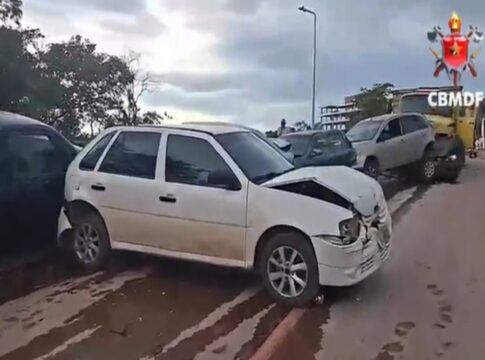 pedestre-e-atropelado-apos-caminhao-perder-controle-e-acertar-8-carros.-veja-video