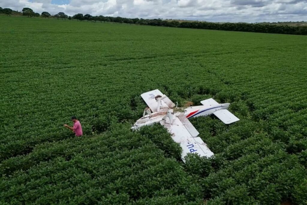 veja-rastro-deixado-por-aviao-logo-apos-pouso-forcado-em-fazenda-no-df.-video