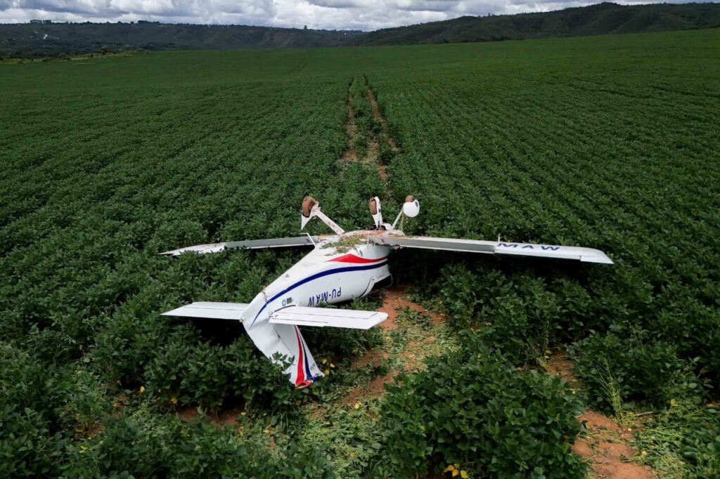 imagens-mostram-aviao-de-cabeca-para-baixo-apos-pouso-forcado-no-df.-veja-video