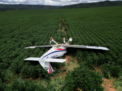 imagens-mostram-aviao-de-cabeca-para-baixo-apos-pouso-forcado-no-df.-veja-video