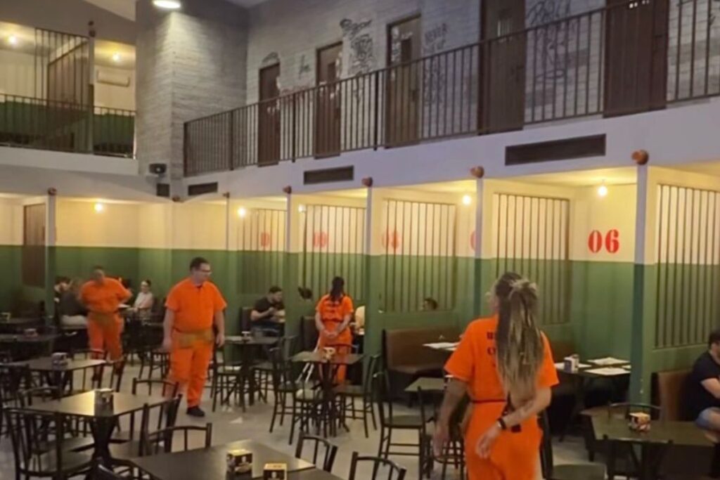 hamburgueria-em-sp-com-o-tema-“presidio”-e-detonada-nas-redes
