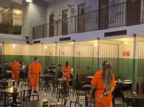hamburgueria-em-sp-com-o-tema-“presidio”-e-detonada-nas-redes