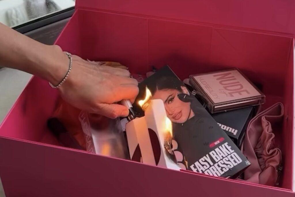 influenciadoras-destroem-maquiagens-em-protesto-politico-contra-marca