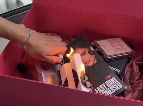 influenciadoras-destroem-maquiagens-em-protesto-politico-contra-marca