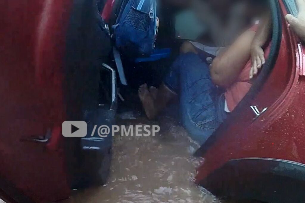 chuva-em-sp:-cameras-corporais-de-pm-mostram-resgate-de-familia-ilhada.-veja-video