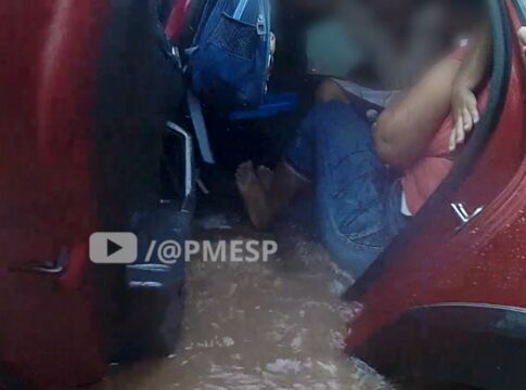 chuva-em-sp:-cameras-corporais-de-pm-mostram-resgate-de-familia-ilhada.-veja-video