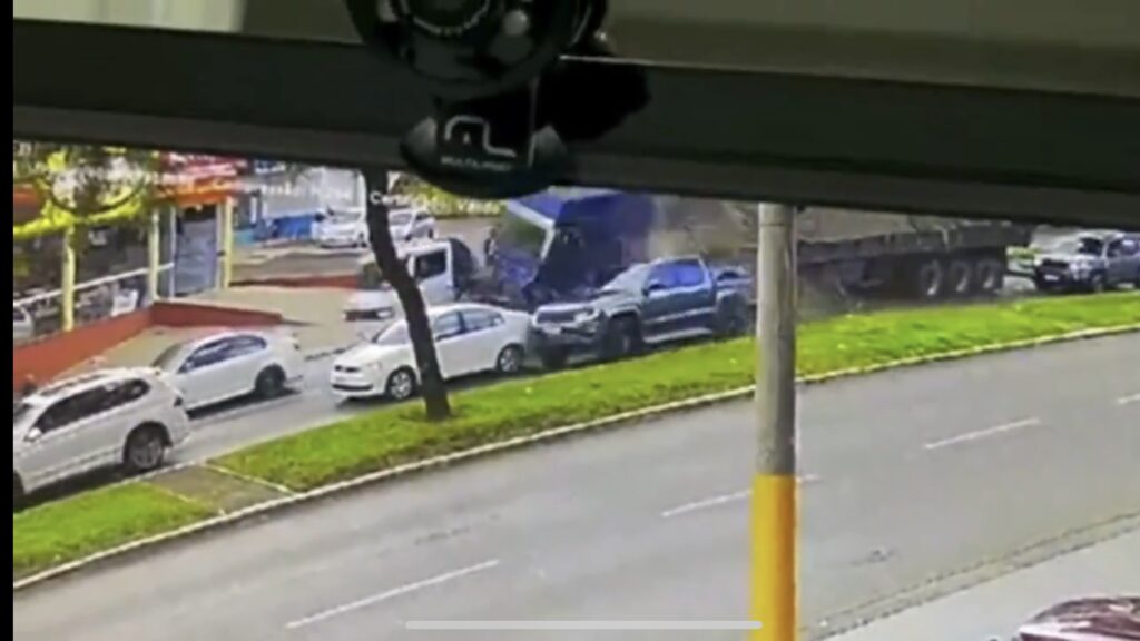 carreta-desgovernada-“atropela”-carros-e-deixa-10-feridos-em-sc.-video